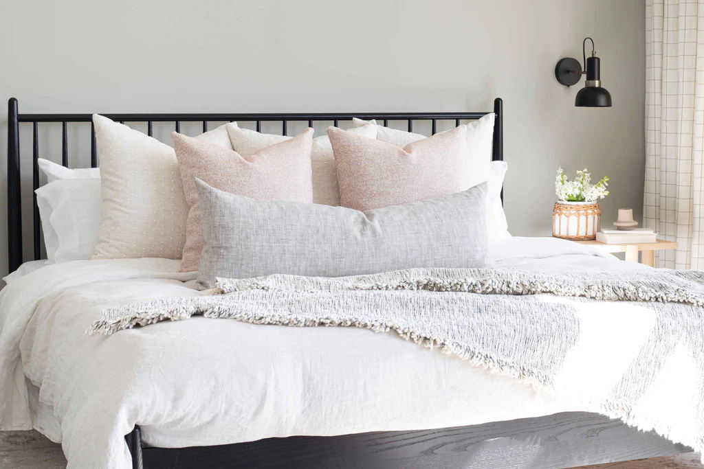 How to decorate your bed with pillows: the perfect addition and coordination of your bedding
